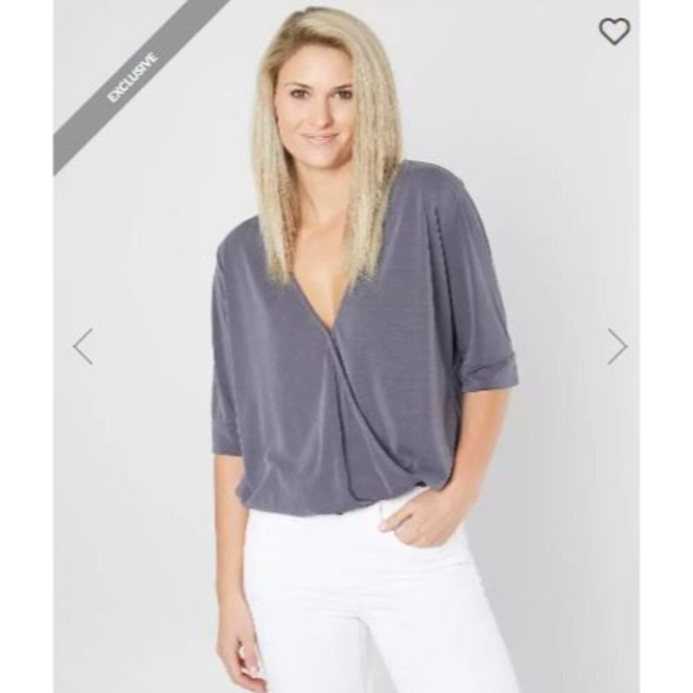 Red by BKE Washed Surplice Top 3/4 Button Sleeve V-Neck Small Womens Gray